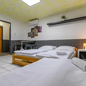 https://hostel-seven-prague.praguehotelsweb.com